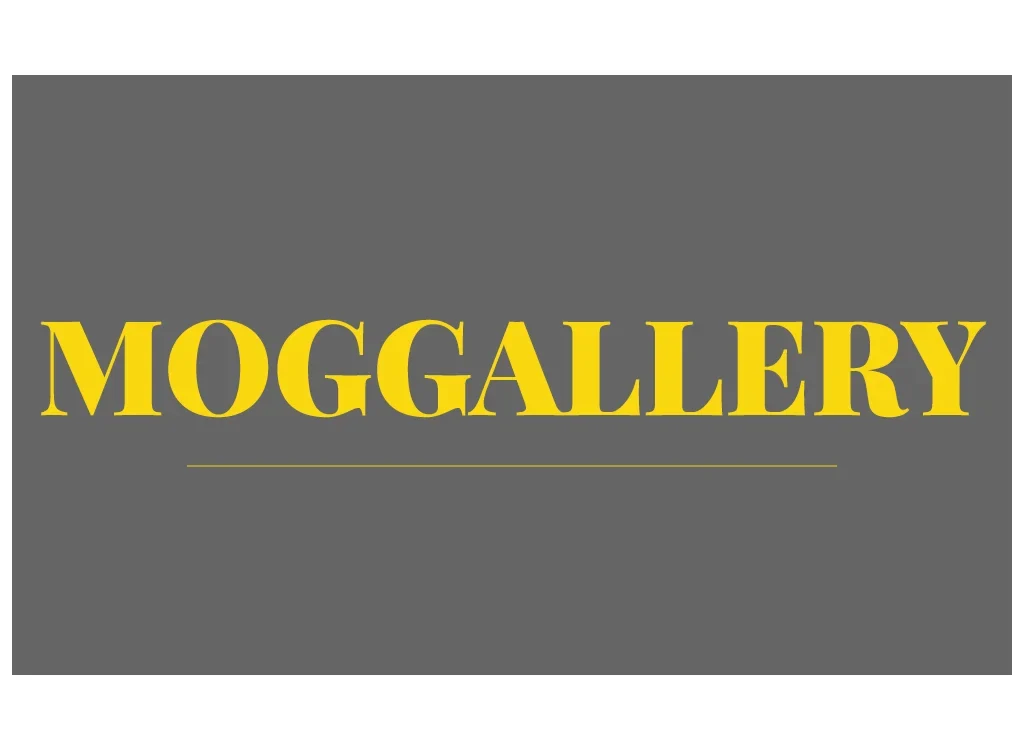 Logo Moggallery avant refonte avec typographie jaune sur fond gris
