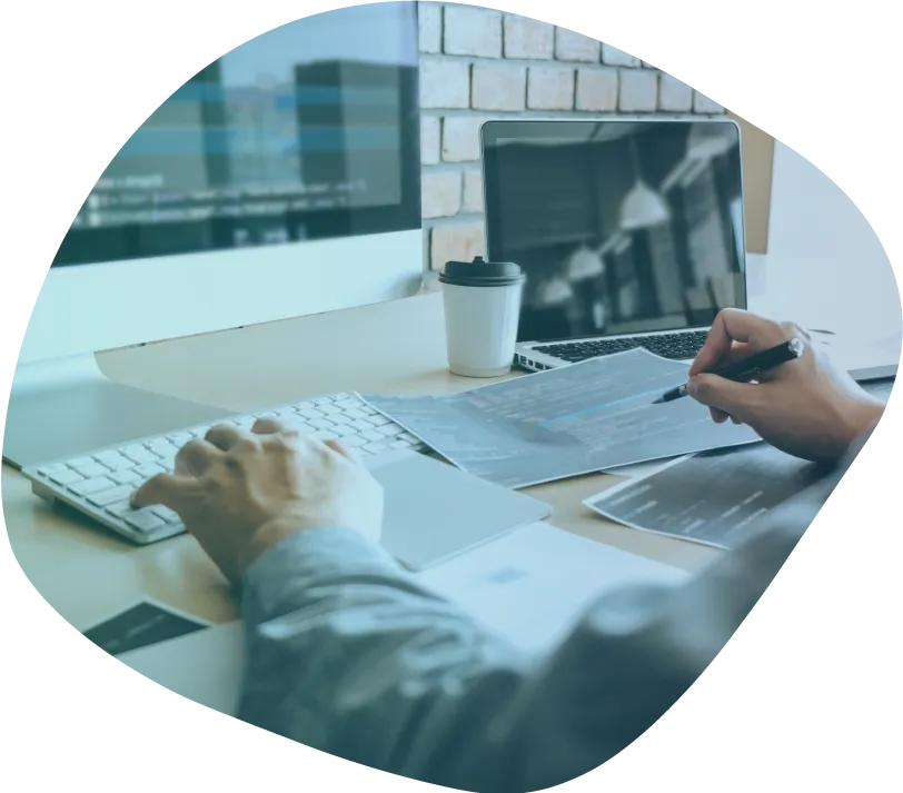 Consultant en agence digitale travaillant sur un site internet professionnel et une stratégie SEO pour générer des demandes